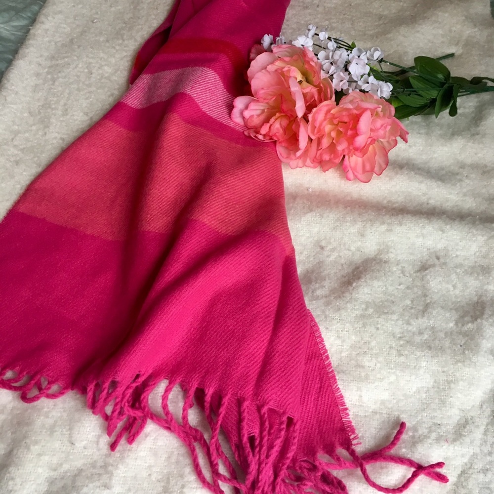 MAKE ME AN OFFER 💕Pink Patterned Scarf💕 - Picture 4 of 5